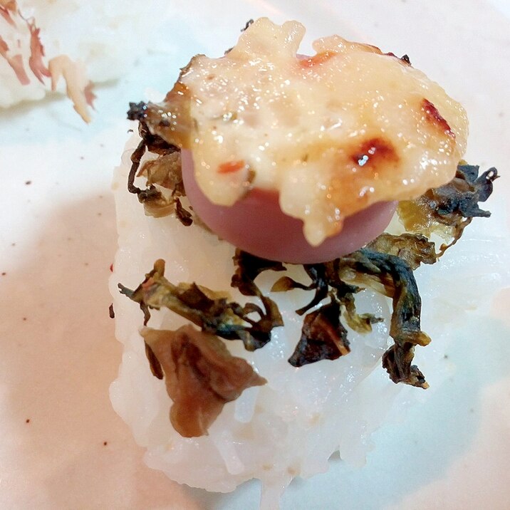 大蒜香る　高菜と魚肉ソーセージの焼おにぎり